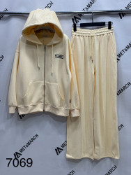 Спортивні костюми жіночі оптом